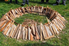 05-La-Courteix_charron_atelier_preparation_feu_cerclage_fer_FU2A1447_2025-03-30