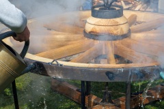 13-La-Courteix_charron_atelier_arrosage_roue_cerclage_fer_FU2A1484_2025-03-30
