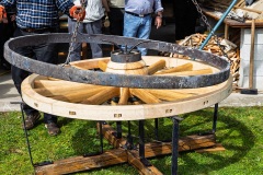22-Courteix_charron_atelier_mise-en-place_roue_cerclage_fer_FU2A1499_2025-03-30