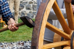 35-La-Courteix_charron_atelier_deplacement_martelage_roue_fer_FU2A1536_2025-03-30