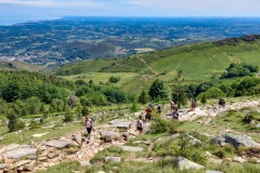 J4-255-eb-La-Rhune_vue_cote-basque_groupe_montee_S115407_2025-06-06